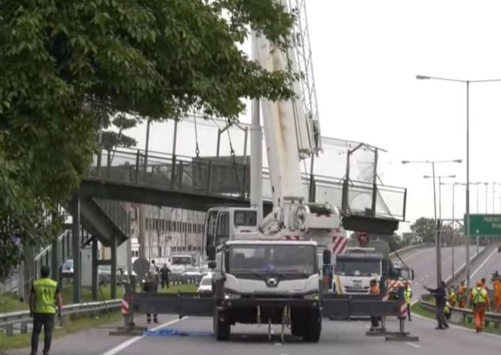Remueven el puente peatonal que tiró abajo un camión y hay caos de tránsito