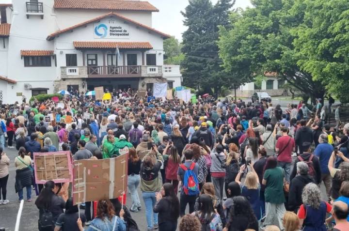 Tensión en la ANDIS: manifestantes irrumpieron en las oficinas y piden por las autoridades
