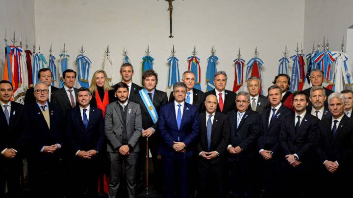 Milei reúne a gobernadores y suma a todo su gabinete El presidente encabezará el encuentro esta tarde en Casa Rosada, a eso de las 17, con (no todos) los jefes provinciales. Fueron convocados los dial