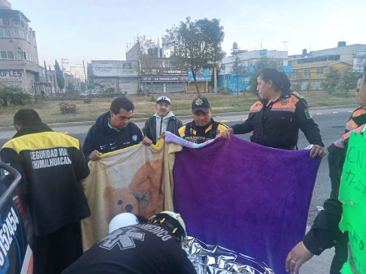 Policías de Chimalhuacán ayudan a mujer en labor de parto en la vía pública