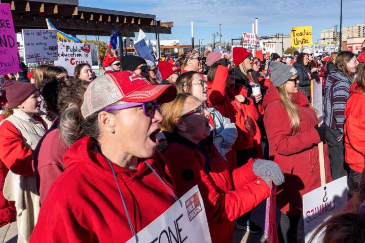 Fort McMurray teachers rally downtown as Alberta