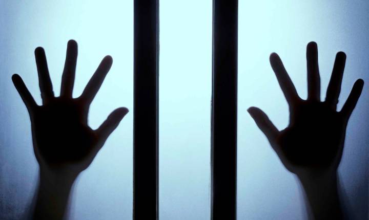 Arrestan a policía y a su familia por trata humana contra mujer discapacitada