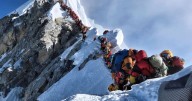 Tormenta de nieve obliga a rescate de 200 excursionistas en el Everest; algunos sufrieron hiportemia leve
