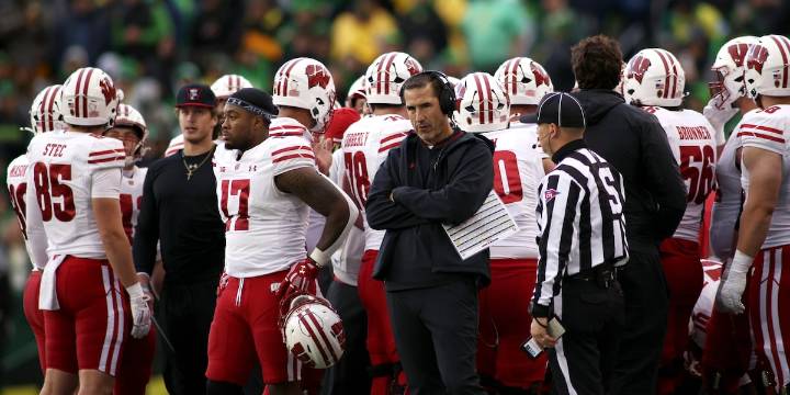 No. 6 Oregon survives lackluster performance with 21