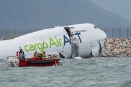 Avión de carga sale de pista en Hong Kong y cae al mar; hay dos muertos