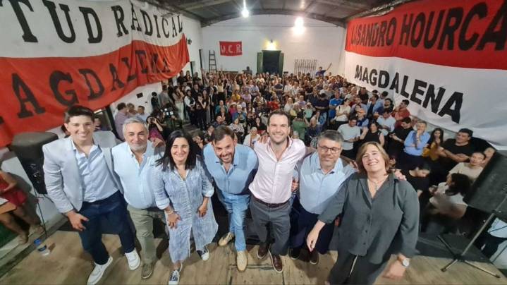 Juan Manuel López cerró su campaña en el comité de la UCR de Magdalena: "No caigan en la trampa de la polarización"