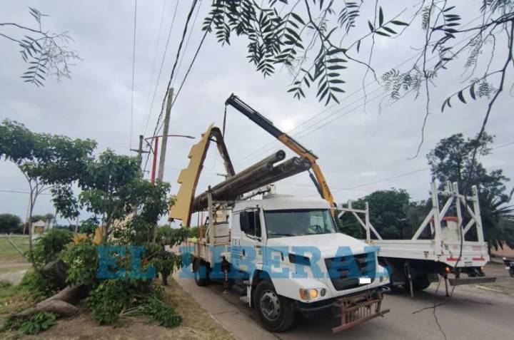 Un camión derribó el arco de ingreso a Fernández: se registraron daños materiales