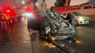 Aparatosa volcadura de camioneta deja 2 lesionados en avenida Constitución en Monterrey
