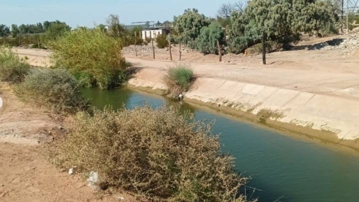 Hijos avientan a canal de aguas negras a su madre de 85 años, buscaban que muriera