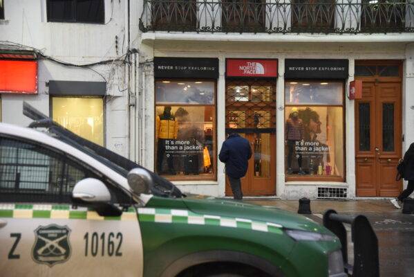 Juez mantuvo en prisión a mujer del robo a  tienda The North Face