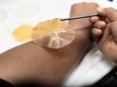 Apósitos que se activan con el sol para combatir bacterias