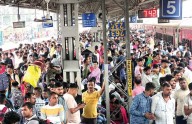 Massive rush of migrant workers at Udhna railway station ahead of Diwali, Chhath Puja, Bihar polls