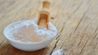 Sólo necesitas bicarbonato de sodio: el remedio casero para eliminar las manchas, las arrugas y las ojeras