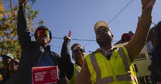 Canada Post union set for meeting with Ottawa as strike stretches on