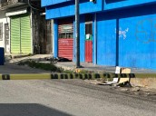 Hallan a un hombre sin vida sobre una banqueta en la colonia Zazil