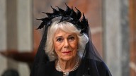 La reina Camilla se inspira en la reina Isabel II para su llamativo look en su encuentro con el Papa León