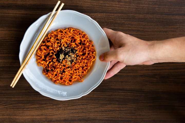 Nuevos sabores en Noodles & Company: Ramen con ajo y chili disponible pronto