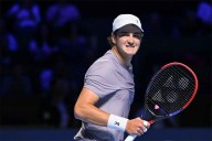 Brasileño Fonseca sorprende y levanta título de tenis en Basilea