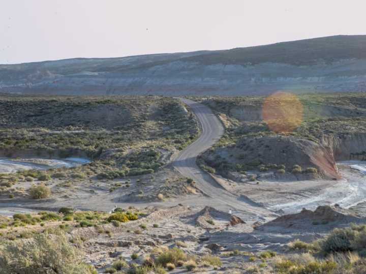 "Los sumideros son terribles": cómo son los pasillos subterráneos en los que buscan a la pareja de jubilados en Chubut