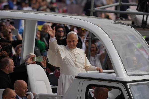 Maduro pide ayuda al papa León XIV para mantener la paz en Venezuela