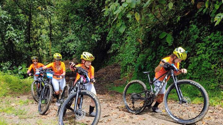 Las integrantes del Reto Pelayo Vida salvan una etapa de grandes lluvias y rampas al estilo L'Angliru