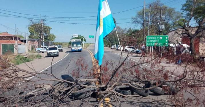 Vecinos de Las Pampitas cortan la ruta 53 reclamando más iluminación y seguridad