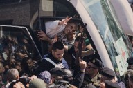 Hay 250 condenados por terrorismo. Una multitud recibe con aplausos a los primeros presos palestinos liberados por Israel en Cisjordania y Gaza