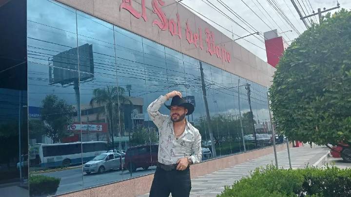 Saúl “El Jaguar” promociona su nuevo disco “Mis éxitos” en Celaya