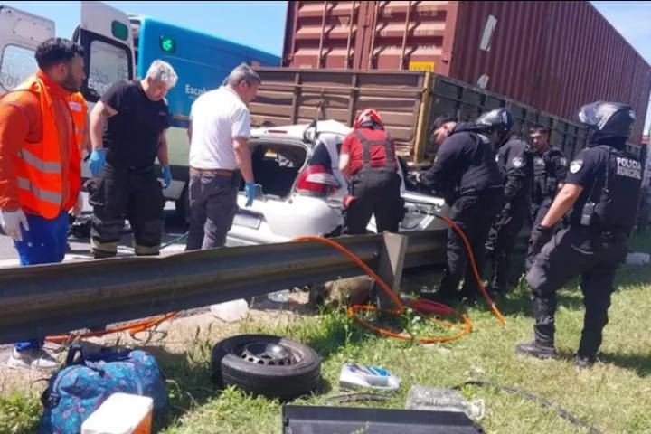 Buenos Aires: un auto se incrustó debajo de un camión y un bombero resultó herido durante el operativo de rescate