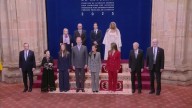 Los Reyes y sus hijas posan con los Premios Princesa de Asturias 2025