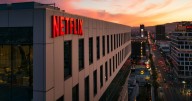 Acciones de Netflix caen 8% ¿cuál fue la razón y cómo afecta esto a los usuarios en México?