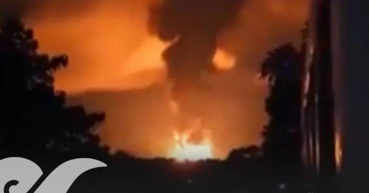 Explosión en ductos de Pemex causa incendios e inundaciones en Xicotepec de Juárez