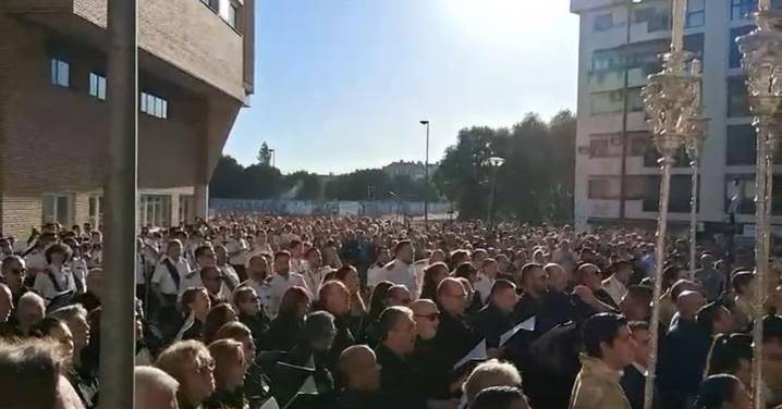 Así le canta un coro de Cádiz a la Esperanza de Triana