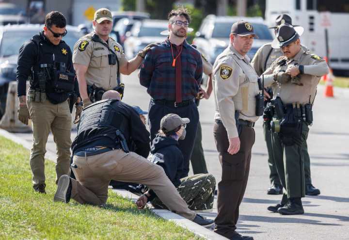 La Policía detiene a manifestantes en Illinois, previo a la movilización "No Kings"