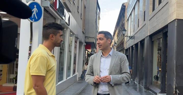 El PSOE pide a Carazo que paralice las licencias que convierten edificios enteros en apartamentos turísticos: "Hay alfombra roja a los especuladores"