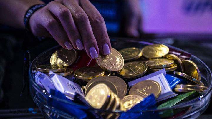 Las criptoestafas se ensañan en mayores de 60 años: "Tienen ahorros y es más fácil que caigan en la trampa"