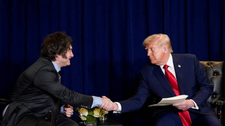 Legisladores opositores a Trump presentaron un proyecto para frenar la asistencia financiera a la Argentina