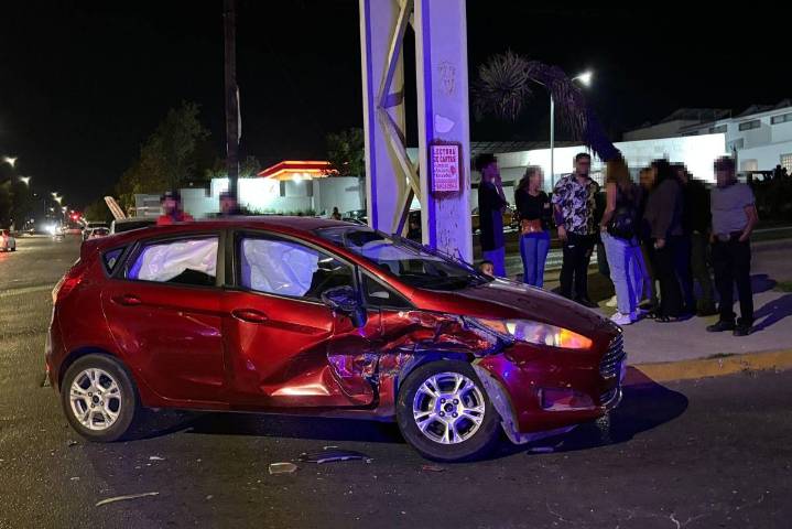 Ignora sexagenaria el rojo y provoca accidente en Saltillo; niega responsabilidad