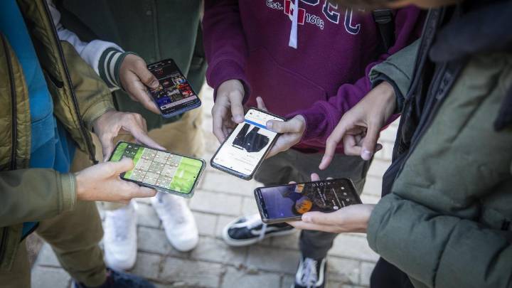 Barcelona permitirá que niños y adolescentes llamen a casa desde bibliotecas y centros cívicos
