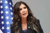 Sin presentar pruebas Kristi Noem dice que cárteles ofrecen recompensas por matar a agentes del ICE
