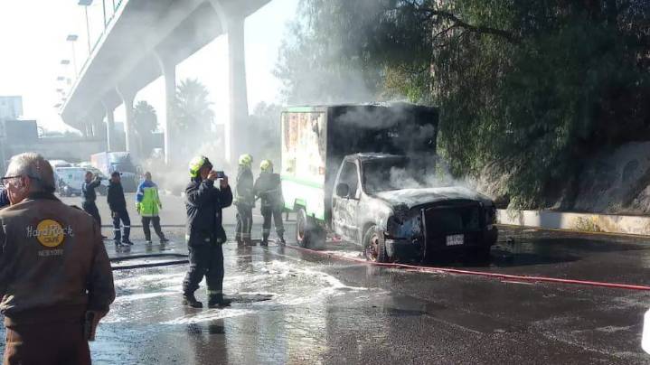 Arde camioneta en la autopista México