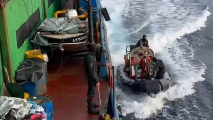 Interceptan a 600 millas de Canarias un buque que transportaba 6.500 kilos de cocaína con destino a Vigo