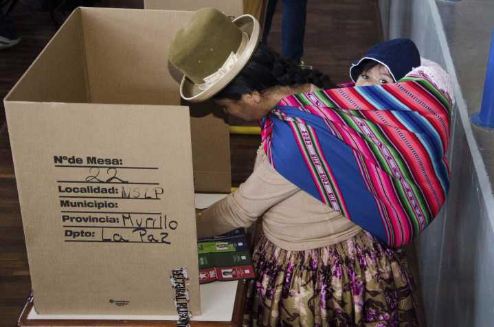 Bolivia define su presidente en balotaje histórico