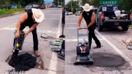 “El Potro” llega a Urireo para tapar el bache que denunció Don Nico, asesinado días antes