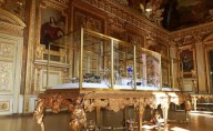 Louvre defiende calidad de las vitrinas rotas en el robo de joyas; equipo antiguo era obsoleto, afirma