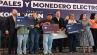 Huixquilucan continúa con la entrega de monederos electrónicos y becas municipales