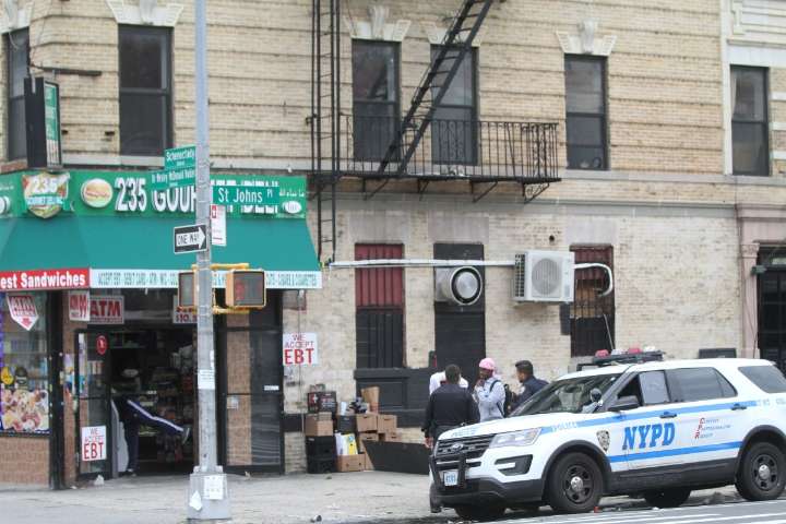 Cubierto de sangre hombre fue a confesar a la policía muerte de amigo en Nueva York