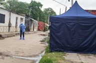 Intentó ingresar por la ventanilla del auto para robar y un policía le disparó en las piernas: murió desangrado