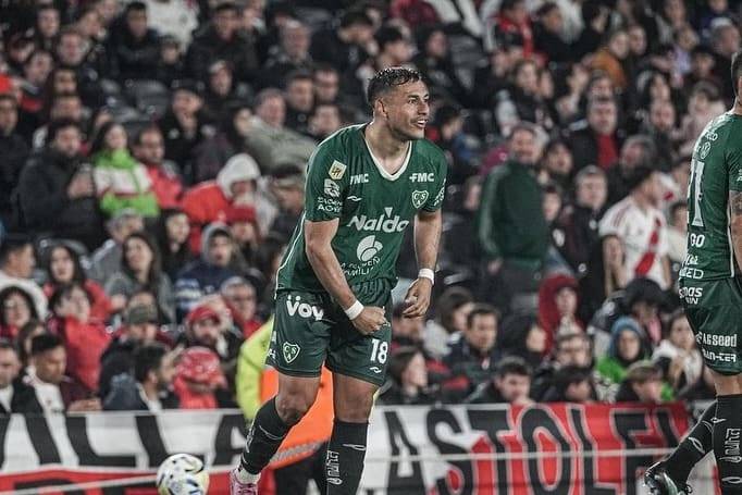 Gol con “túnel” al arquero incluido: Iván Morales anota ante River Plate y le da el triunfo a Sarmiento en Argentina