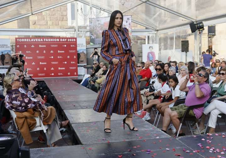 El comercio local de Torrelavega convierte la plaza Baldomero Iglesias en una pasarela de moda